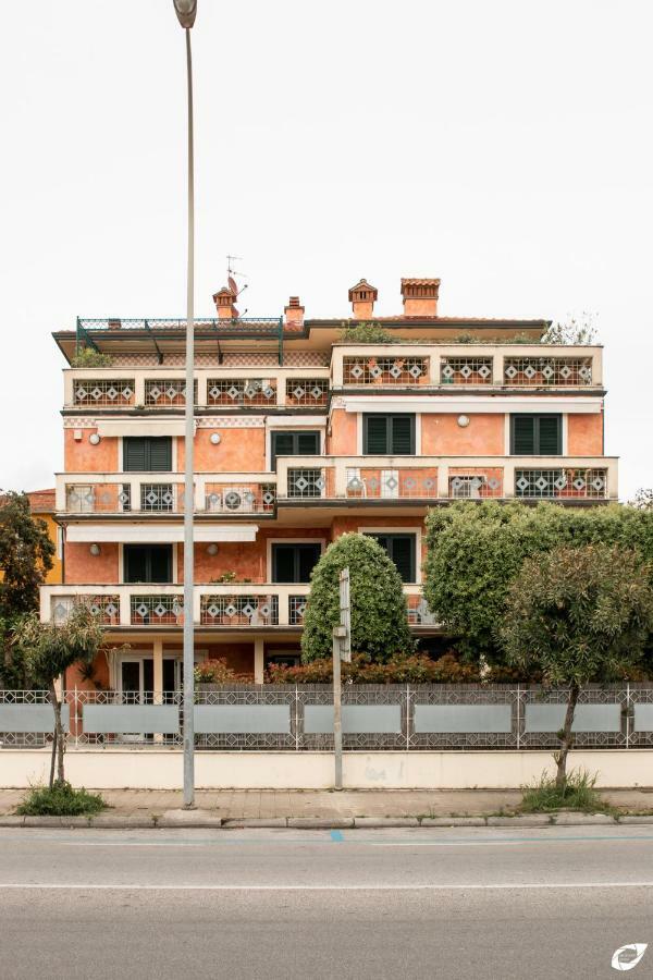 2-Bedroom Apt, With Balcony & Aircondition - 50 M From The Beach Marina di Pietrasanta Bagian luar foto