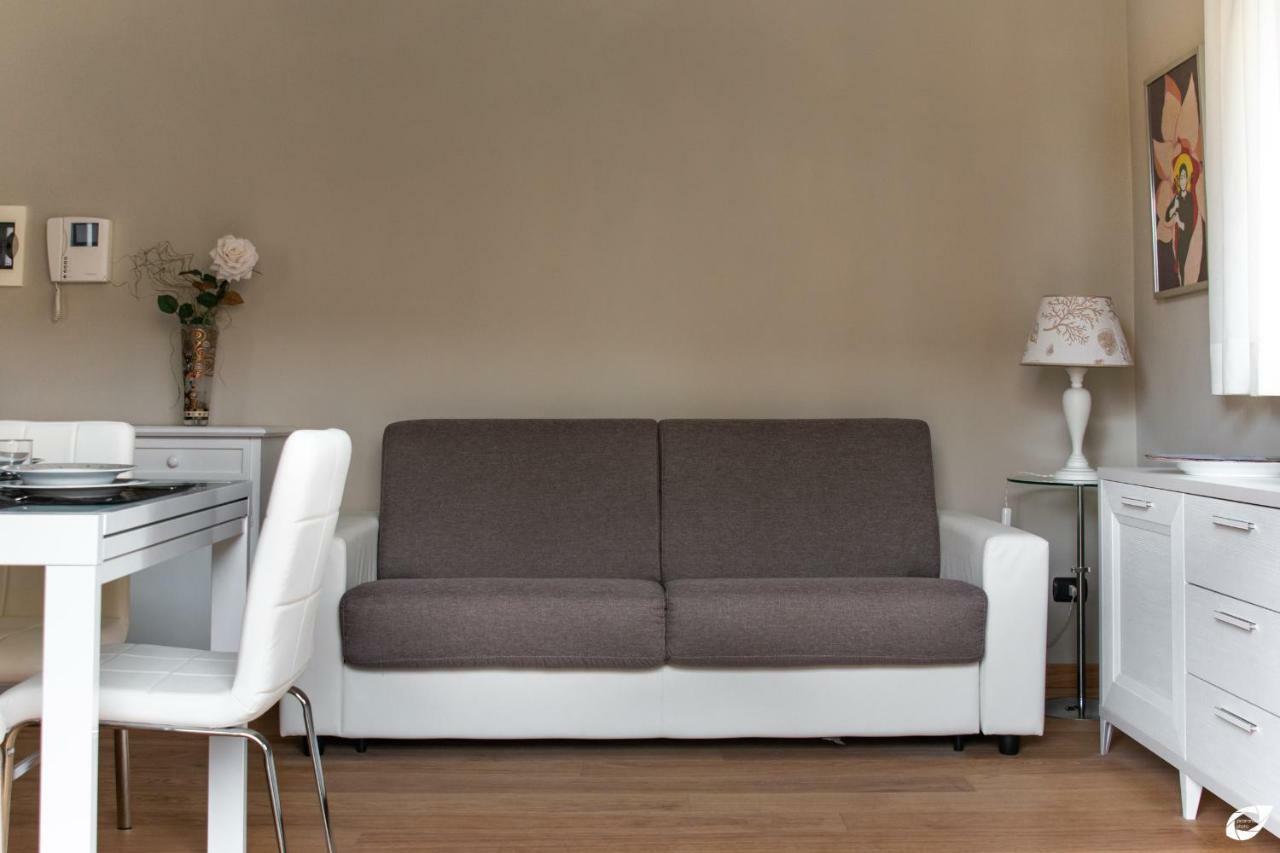 2-Bedroom Apt, With Balcony & Aircondition - 50 M From The Beach Marina di Pietrasanta Bagian luar foto