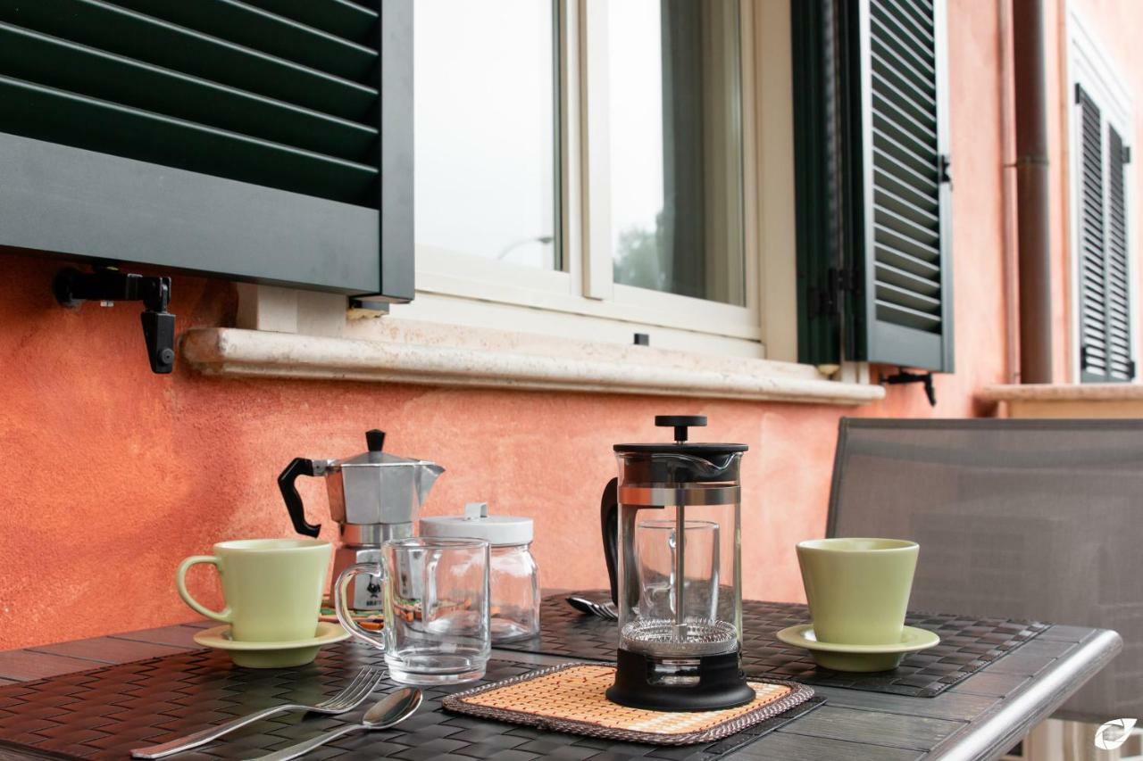 2-Bedroom Apt, With Balcony & Aircondition - 50 M From The Beach Marina di Pietrasanta Bagian luar foto