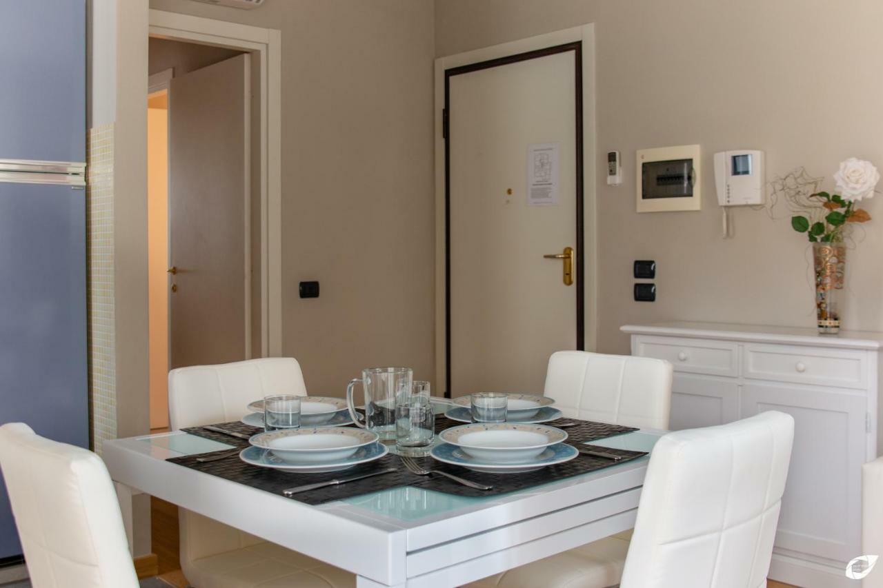 2-Bedroom Apt, With Balcony & Aircondition - 50 M From The Beach Marina di Pietrasanta Bagian luar foto