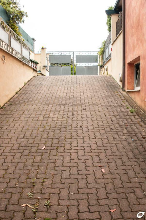 2-Bedroom Apt, With Balcony & Aircondition - 50 M From The Beach Marina di Pietrasanta Bagian luar foto