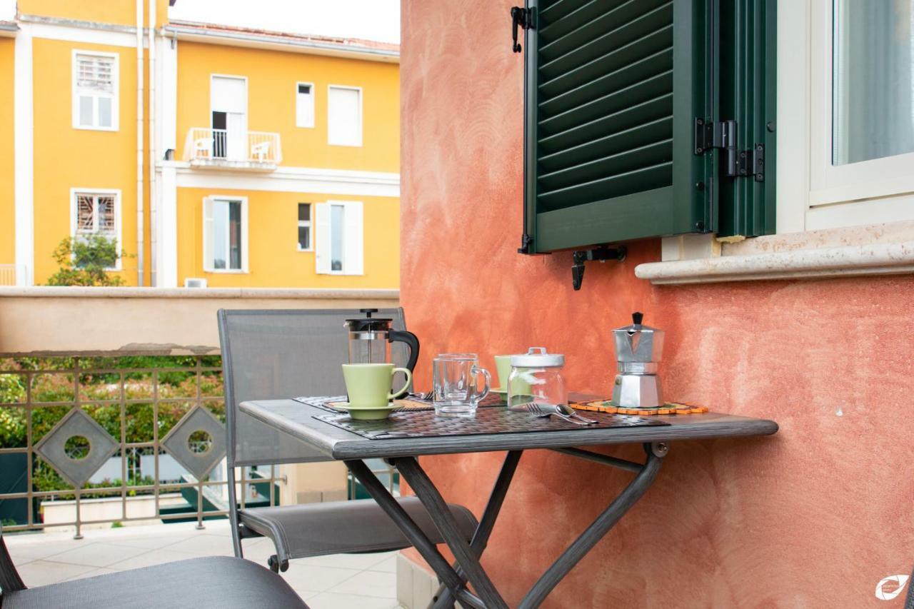 2-Bedroom Apt, With Balcony & Aircondition - 50 M From The Beach Marina di Pietrasanta Bagian luar foto
