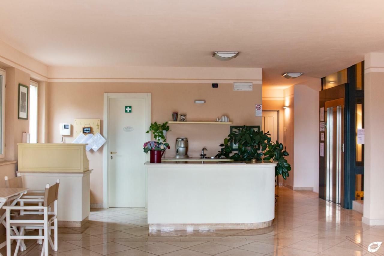 2-Bedroom Apt, With Balcony & Aircondition - 50 M From The Beach Marina di Pietrasanta Bagian luar foto