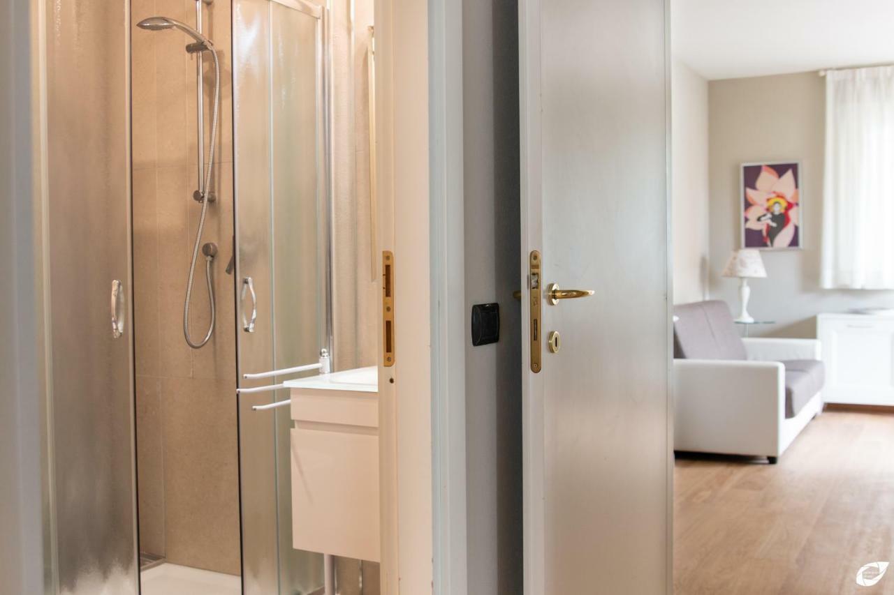 2-Bedroom Apt, With Balcony & Aircondition - 50 M From The Beach Marina di Pietrasanta Bagian luar foto