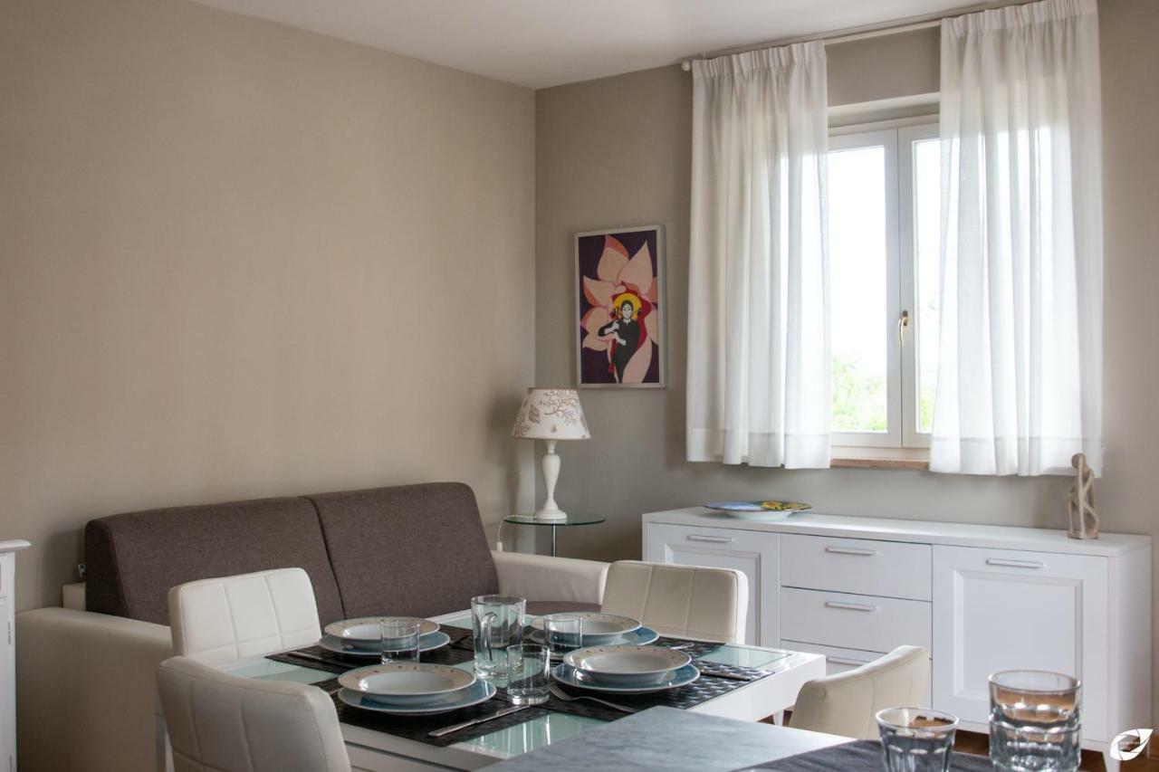 2-Bedroom Apt, With Balcony & Aircondition - 50 M From The Beach Marina di Pietrasanta Bagian luar foto
