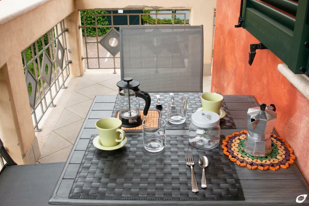 2-Bedroom Apt, With Balcony & Aircondition - 50 M From The Beach Marina di Pietrasanta Bagian luar foto