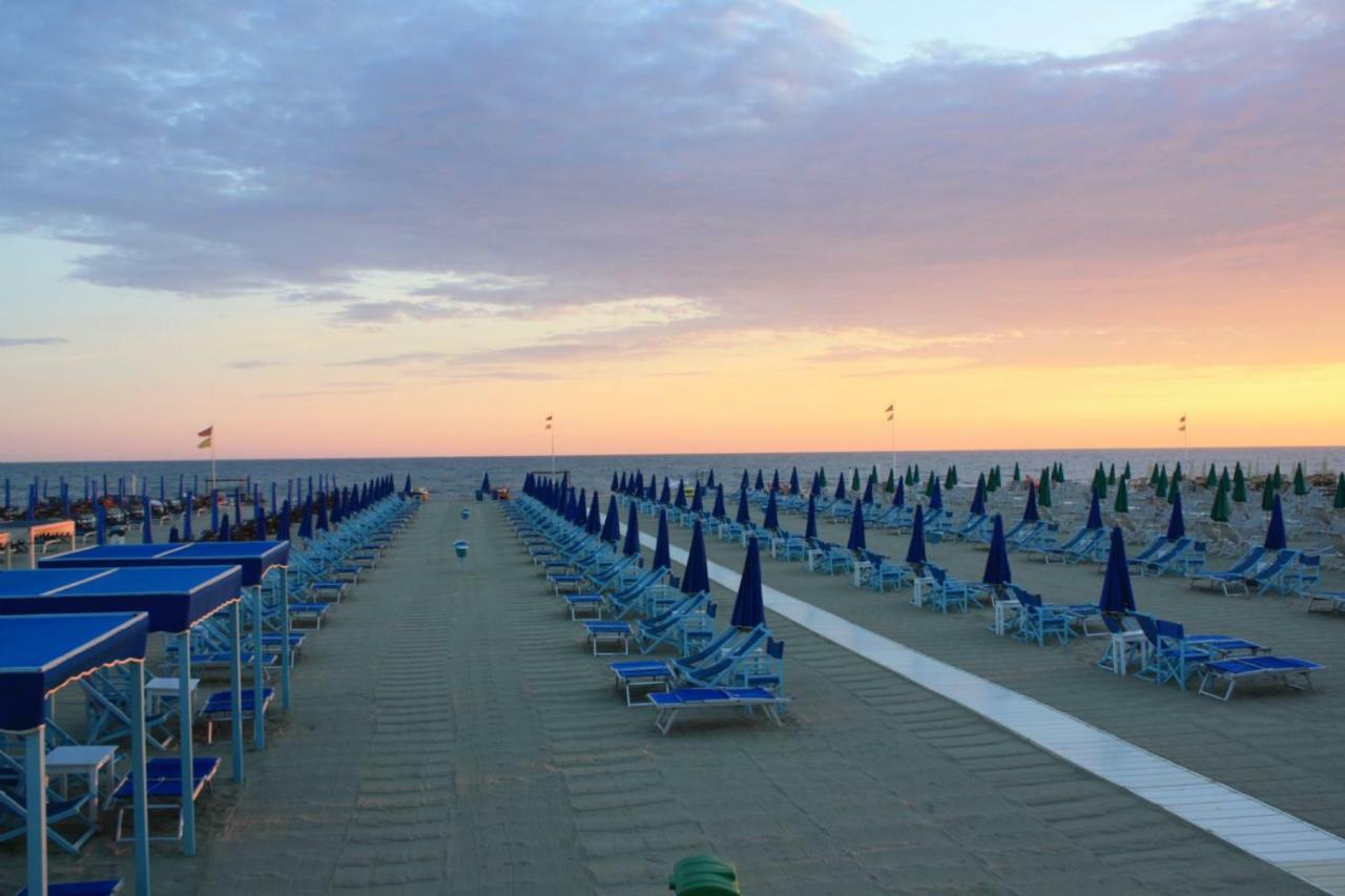 2-Bedroom Apt, With Balcony & Aircondition - 50 M From The Beach Marina di Pietrasanta Bagian luar foto